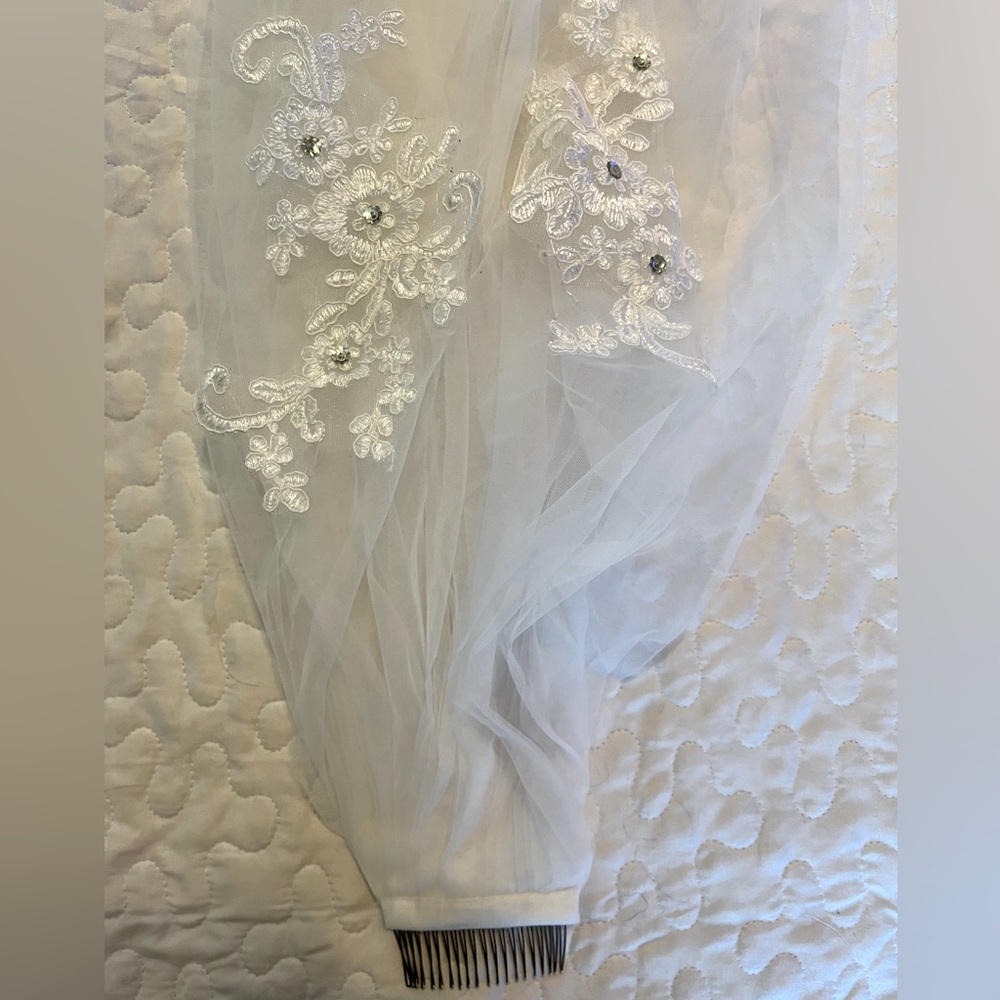 Tulle wedding veil with beading and lace appliqués